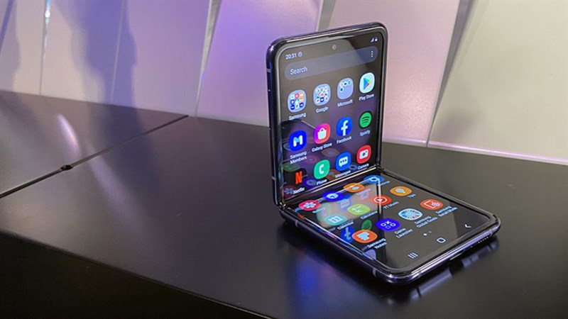 Galaxy Z Flip chiếc smartphone được ví như là hộp phấn công nghệ của Samsung.