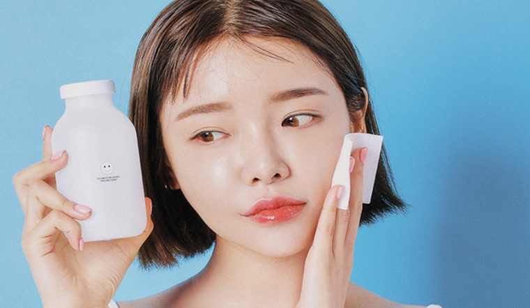 Ngoài làm sạch da, dùng dầu tẩy trang mỗi ngày còn có ti tỉ công dụng này