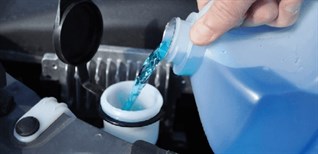 Hướng dẫn cách pha nước rửa kính xe ô tô đơn giản nhất