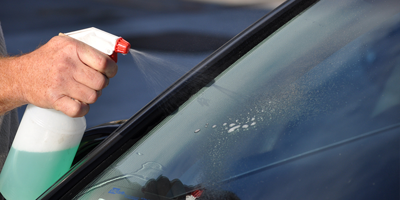 Hướng dẫn cách pha nước rửa kính xe ô tô đơn giản nhất > Nước rửa kính xe ô tô là gì?
