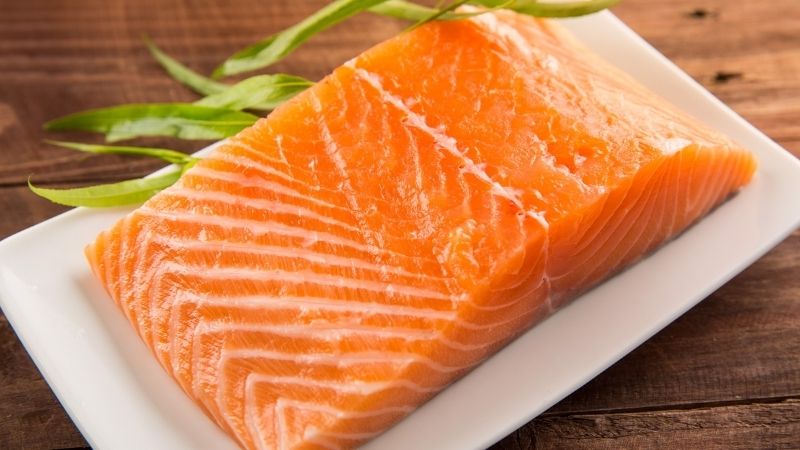 Cá hồi giúp bổ sung Omega 3 và collagen cho cơ thể.
