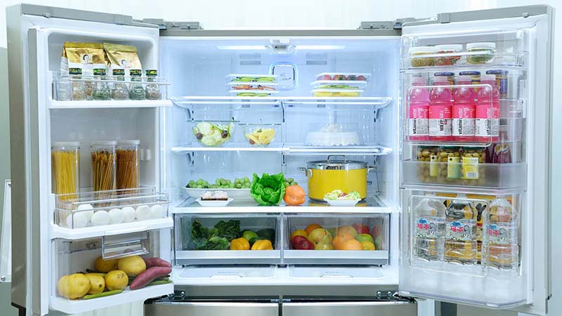  Cho quá nhiều thức ăn vào trong tủ lạnh