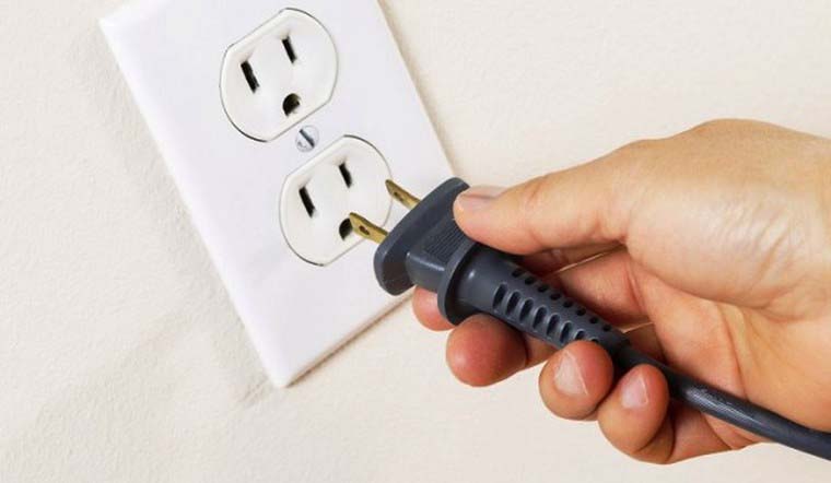 11 thói quen bạn nghĩ là tiết kiệm điện nhưng lại tốn nhiều hơn gấp bội