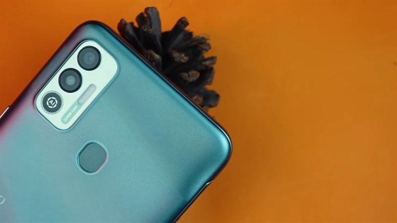 Cụm 2 camera và vân tay của chiếc điện thoại Tecno Spark 7