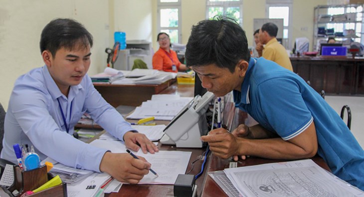 Nộp đầy đủ Tờ khai cải chính hộ tịch theo mẫu mà pháp luật đã quy định và các giấy tờ liên quan cho cơ quan đăng ký hộ tịch