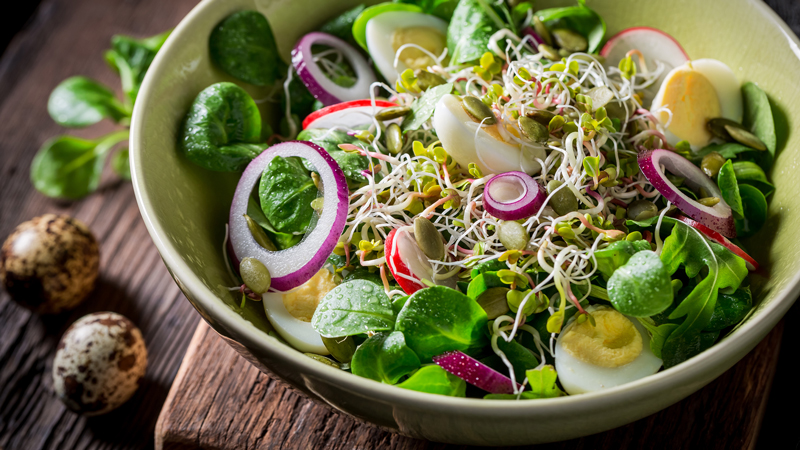 Trộn giấm táo với dầu ô liu làm nước sốt salad được sử dụng trong chế độ ăn hàng ngày. 