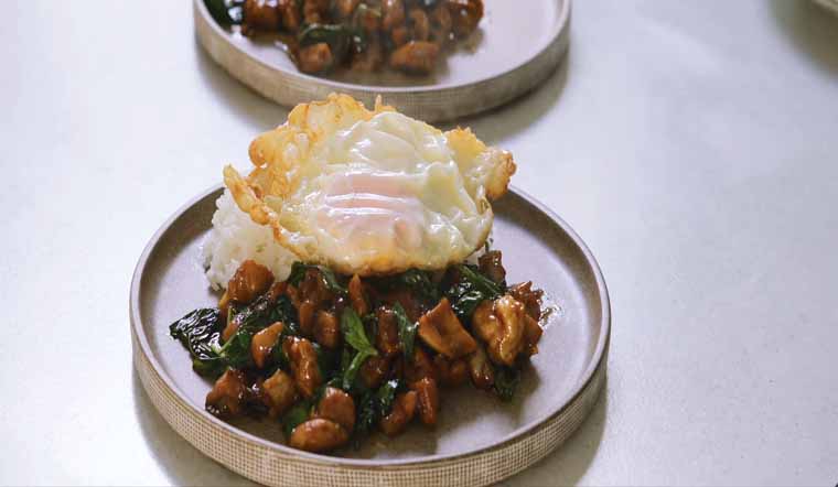 Cách làm gà xào kiểu Thái Pad KraPow Gai càng ăn càng ghiền