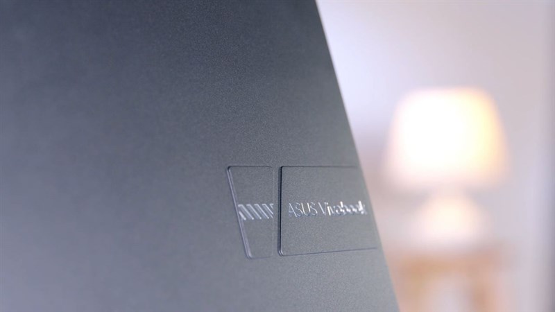 Logo VivoBook được thiết kế hoàn toàn mới trông rất độc đáo và bắt mắt. Logo VivoBook được thiết kế hoàn toàn mới trông rất độc đáo và bắt mắt.