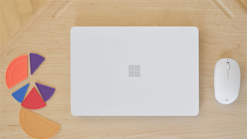 Đây là thiết bị Surface 16:9 đầu tiên trong hơn bảy năm, kể từ khi Surface Pro 3 vào năm 2014 tỷ lệ 3:2