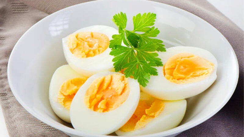 Bạn có thể chọn trứng gà hoặc trứng vịt tùy theo nhu cầu của cơ thể