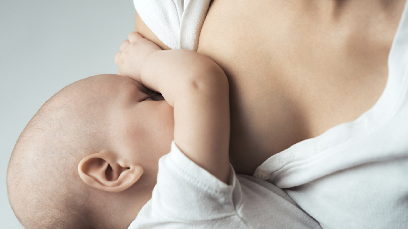 Trẻ sơ sinh bú sữa mẹ nên bổ sung 400 đơn vị quốc tế (IU) vitamin D mỗi ngày