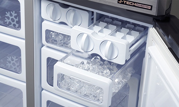 Làm những khay đá nhỏ bỏ vào ngăn đá của tủ, nó sẽ được làm lạnh nhanh và tỏa ra nhiều khí lạnh hơn khi tủ lạnh ngừng hoạt động.