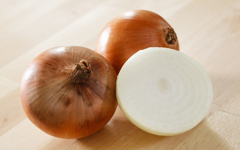 Use crushed onion to treat hair loss in patches