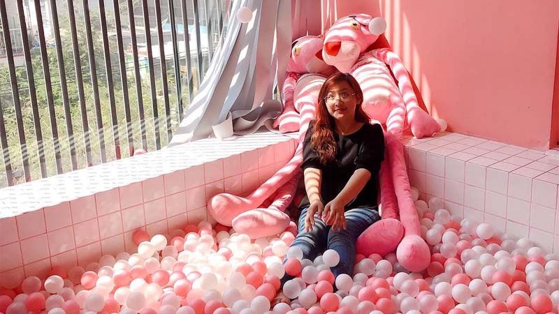 Không gian sống ảo với đầy bong bóng tại Pink Uni Coffee
