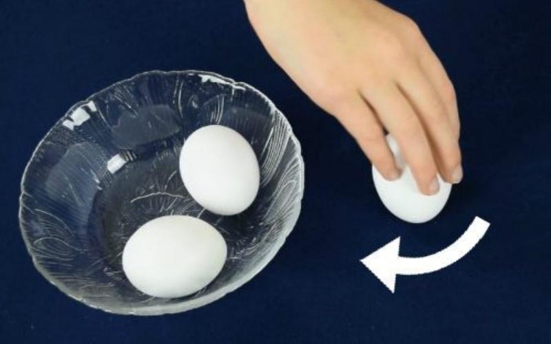 Nhận biết bằng cách xoay trứng