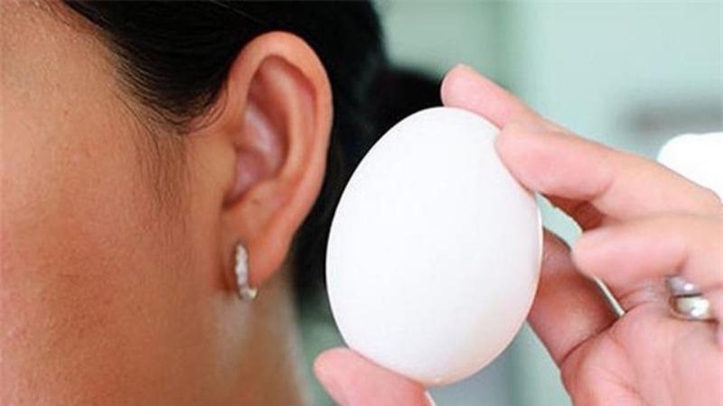 Nhận biết bằng cách lắc trứng