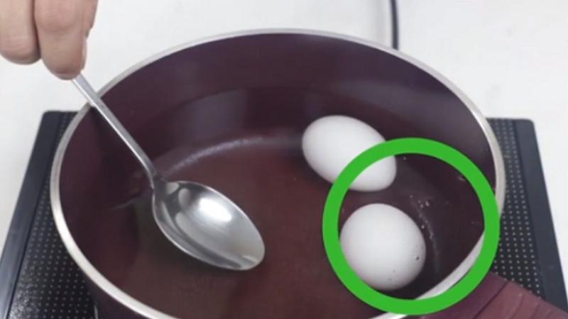 Ngâm quả trứng vào nước nóng