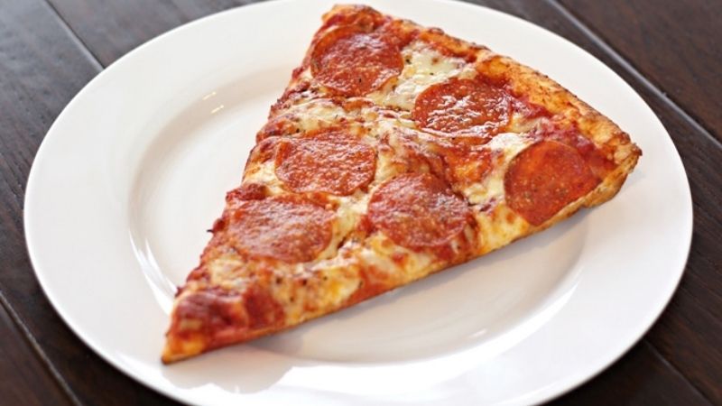 Tại sao bánh pizza hay được cắt thành miếng hình tam giác?