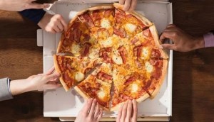 Lý do bánh pizza hình tròn nhưng luôn được để trong hộp hình vuông