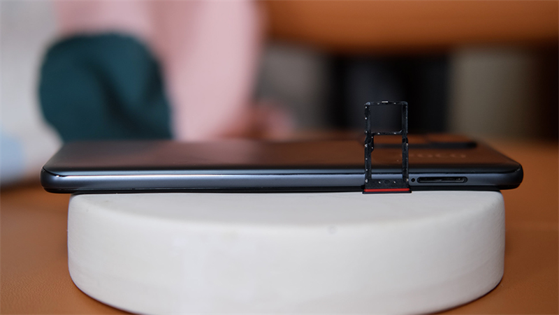 Khay cắm sim kép với khay sim thứ 2 cho phép trang bị thẻ nhớ