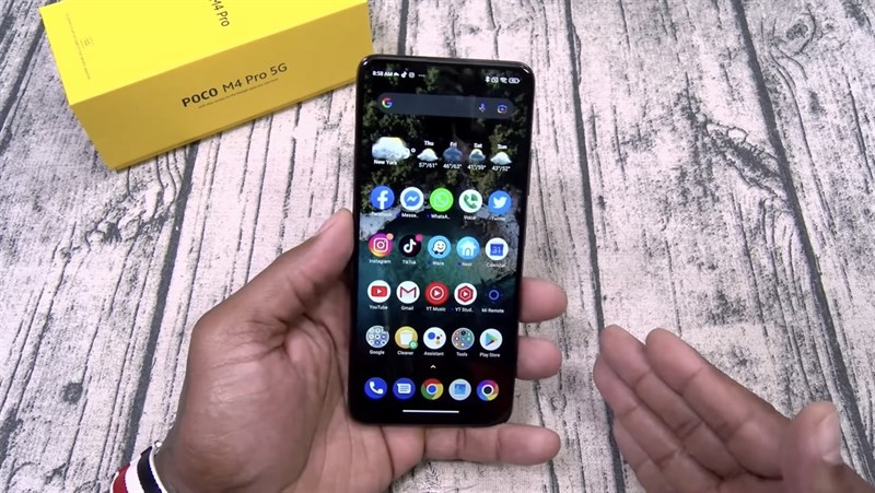 Màn hình điện thoại ở chế độ mặc định có phần hơi ám xanh