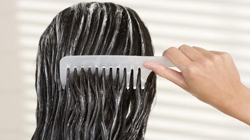 Cách dùng kem ủ tóc đúng cách cho mái tóc mềm mượt, chắc khỏe ngay tại nhà  - Nhà thuốc FPT Long Châu
