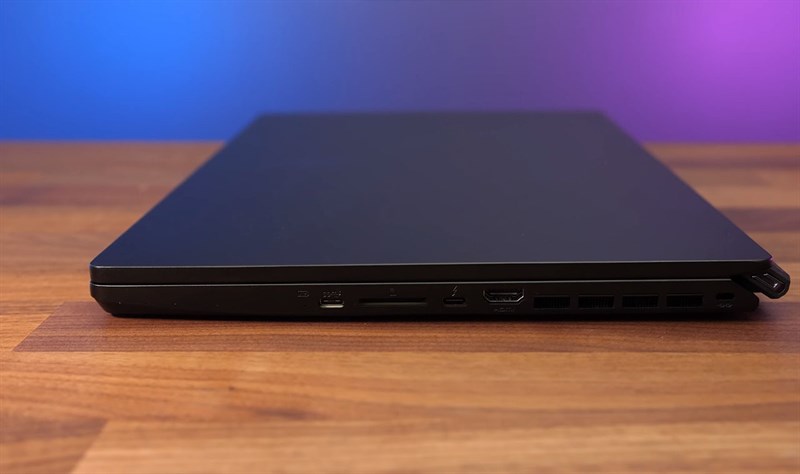 Cạnh trái của máy. Nguồn: Youtube.