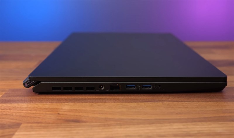 Cạnh phải của máy. Nguồn: Youtube.