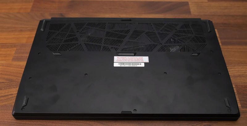 Mặt dưới của máy có các khe tản nhiệt không quá hầm hố. Nguồn: Youtube.