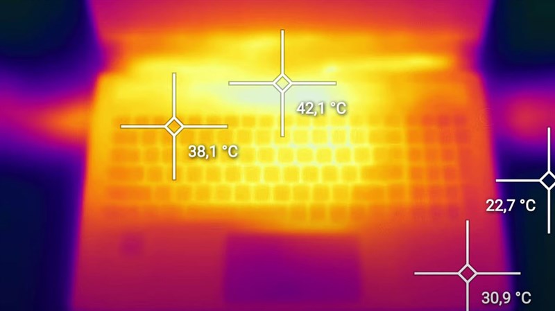 Nhiệt độ tỏa nóng nhất ở trung tâm của máy. Nguồn: Youtube.