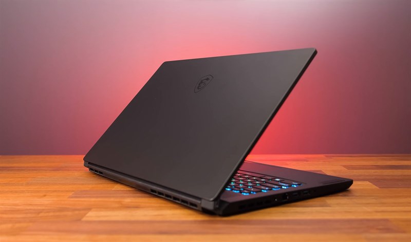 Tuy màn hình lớn nhưng xét về tổng thể thì khá mỏng và nhẹ. Nguồn: Youtube.