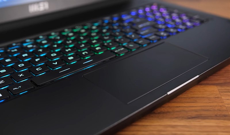 Touchpad cũng sử dụng thiết kế làm bằng kính mang lại cảm giác mượt mà. Nguồn: Youtube.