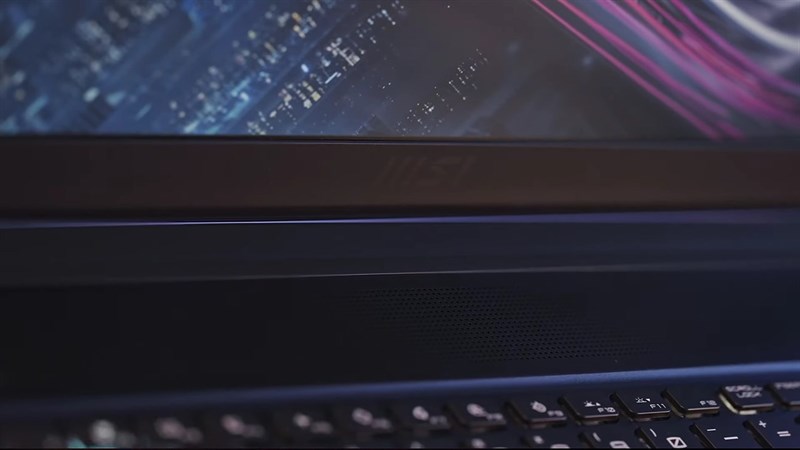 Viền dưới màn hình khá dày với logo MSI. Nguồn: Youtube.