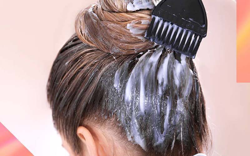 Tại sao khi tẩy tóc để nhuộm thì da đầu lại bị rát?