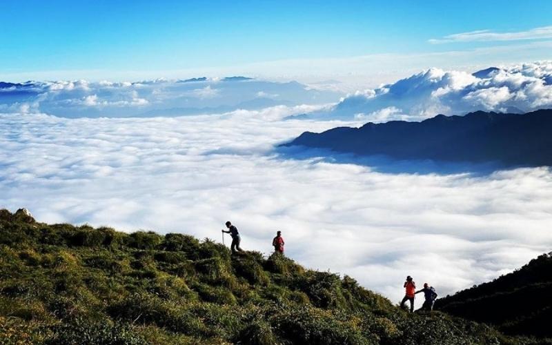 Du khách đang trekking trên cung đường Lùng Cúng