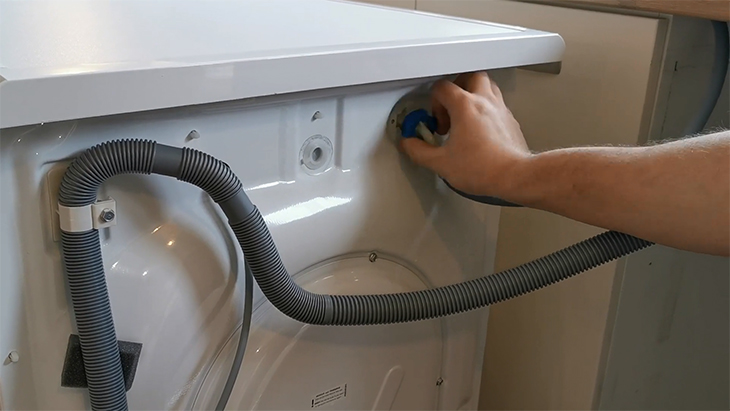 Đường ống cấp nước vào máy giặt bị xoắn