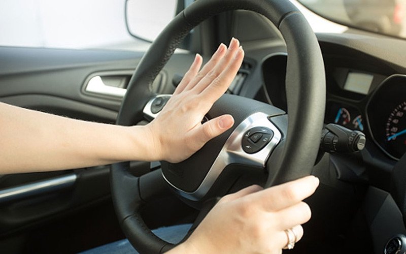 Bấm còi, rú ga liên tục trong khu dân cư