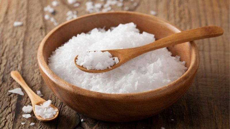 Natri clorua (muối) : lợi ích, cách dùng, liều dùng, tác dụng phụ