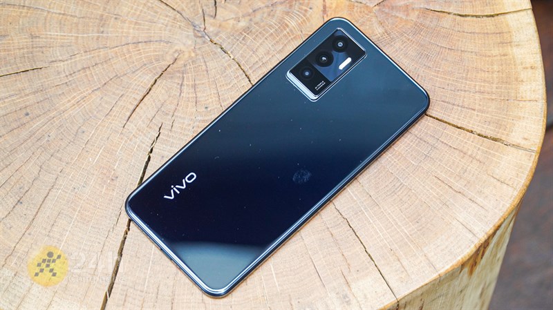 Cận cảnh mặt lưng của Vivo V23e màu đen. Cận cảnh mặt lưng của Vivo V23e màu đen.