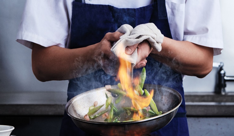 Xóc chảo là gì? Hướng dẫn cách xóc chảo đơn giản như đầu bếp chuyên nghiệp