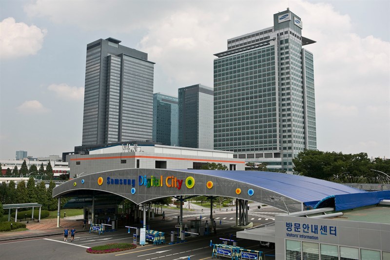 Bên ngoài Samsung Digital City