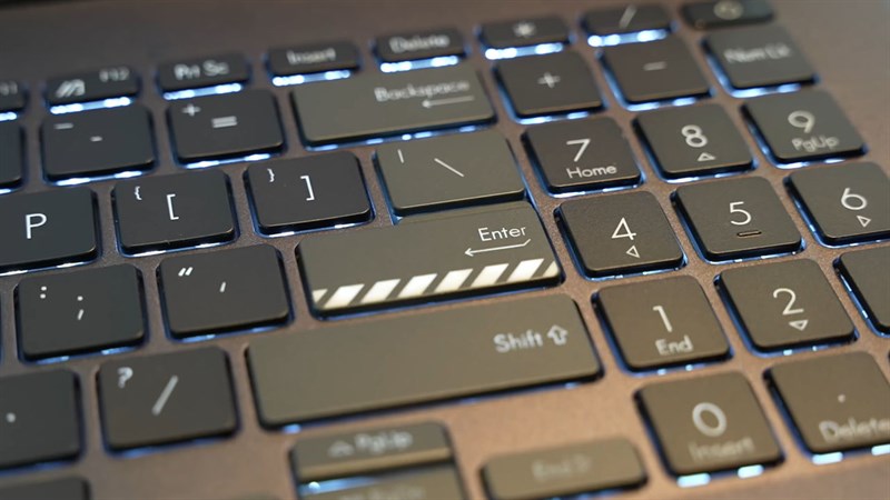 Phím nguồn tích hợp vân tay, phím Enter với họa tiết độc lạ. Nguồn: Youtube.