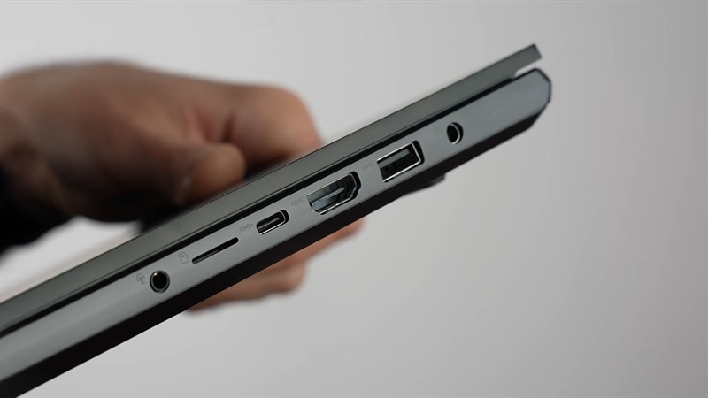 Cạnh phải màn hình. Nguồn: Youtube.