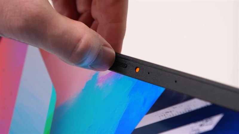 Webcam 720p có phím tắt mở vật lý. Nguồn: Youtube.