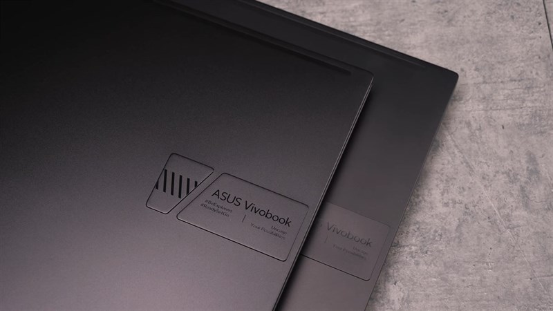 Logo Asus được cắt CNC tỉ mỉ và độc đáo. Nguồn: Youtube.