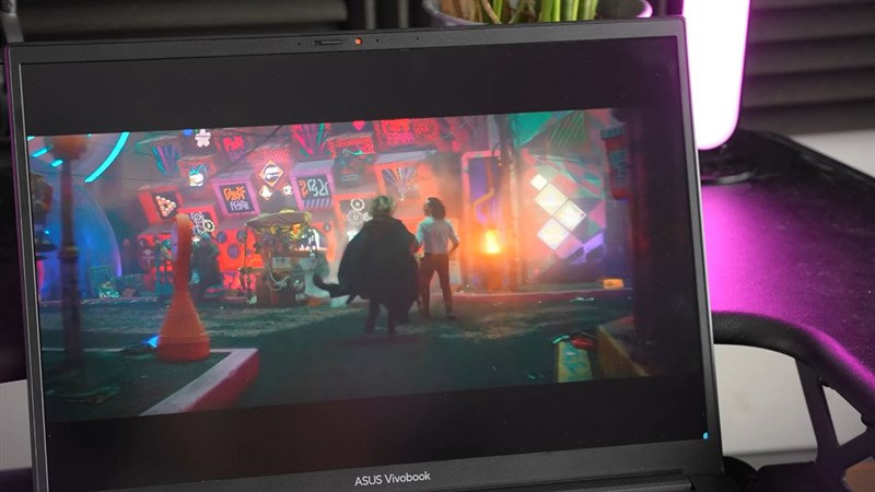 Công nghệ lọc ánh sáng xanh giúp bảo vệ mắt người dùng. Nguồn: Youtube.