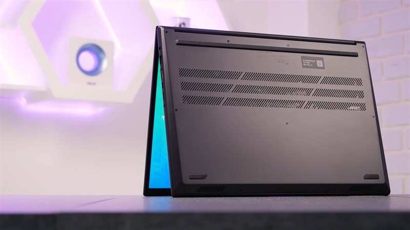 Viên pin 96Wh không thể tháo rời đặc bên trong thân máy. Nguồn: Youtube.