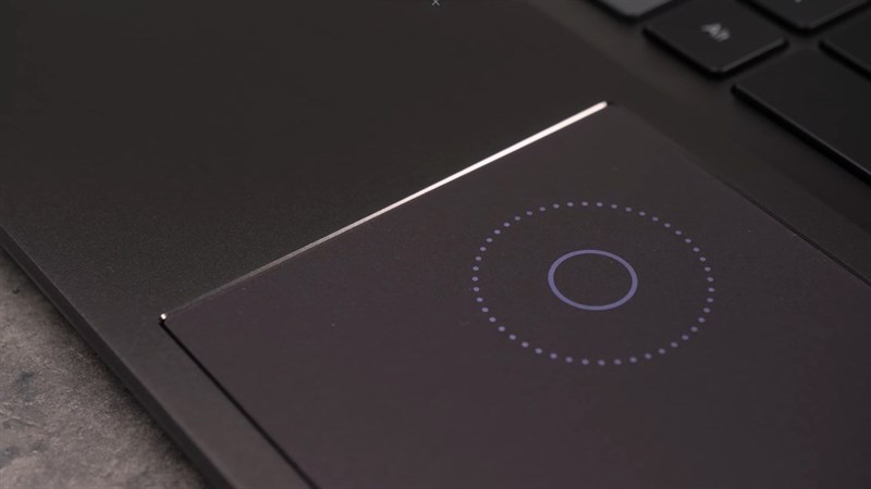Touchpad có mún điều khiển độc lạ mà Asus gọi là DialPad Virtual Knob. Nguồn: Youtube.