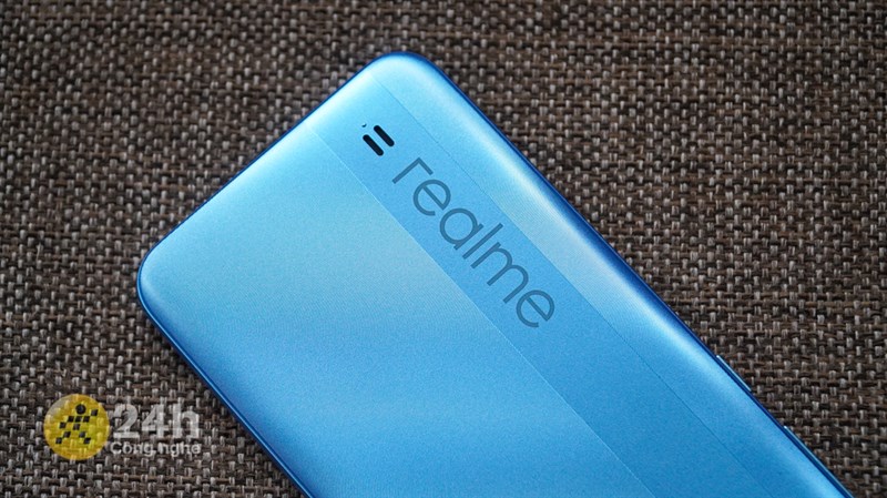 Phần logo Realme cùng họa tiết vân gợn sóng cực kỳ nổi bật của Realme C11 (2021).