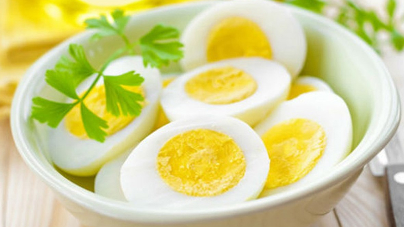 Trứng gà chứa nhiều chất béo bão hòa và cholesterol